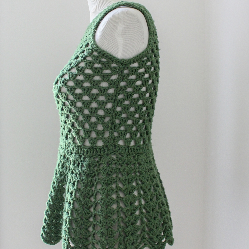 SOLD - Vintage 1960s Dark Green Crochet Peplum Tank Top Blouse / Mermaid Shirt - Picture 5 of 6